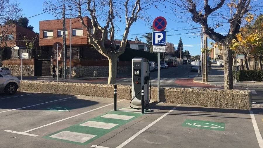 Punto de recarga de coche eléctrico en Calafell.