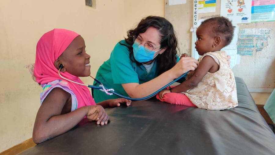 Laura con dos niñas en su consulta en el hospital de Lamu (Kenia), donde hace una estancia. FOTO: DT