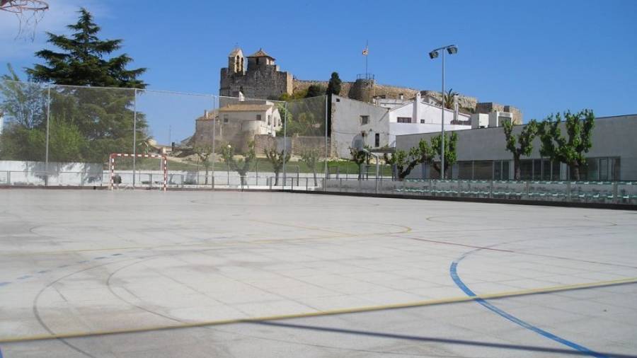 La pista deportiva que el Ayuntamiento tiene previsto cubrir y al fondo el castillo medieval que el exalcalde cree que se verá afectado. Foto: JMB