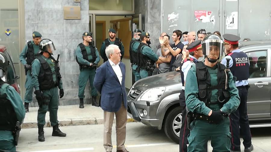 El alcalde Poblet, rodeado de agentes de la Benem&eacute;rita. FOTO: Shaila Cid