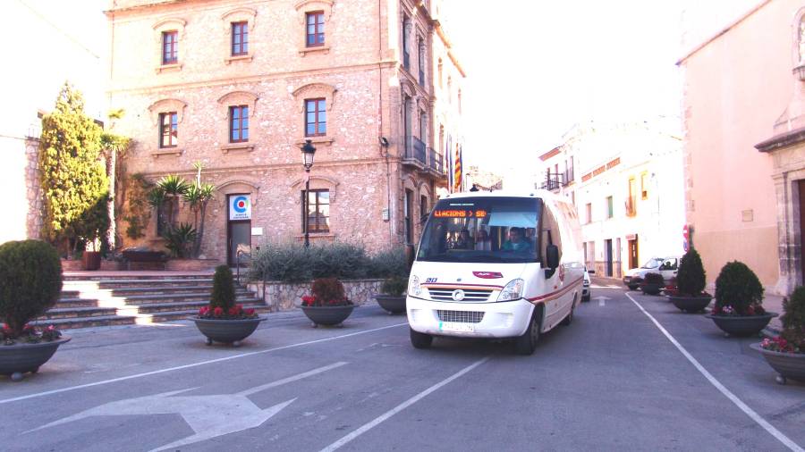 Imagen de archivo del paso del autobús por el núcleo histórico de Calafell, justo delante del Ayuntamiento. FOTO: DT