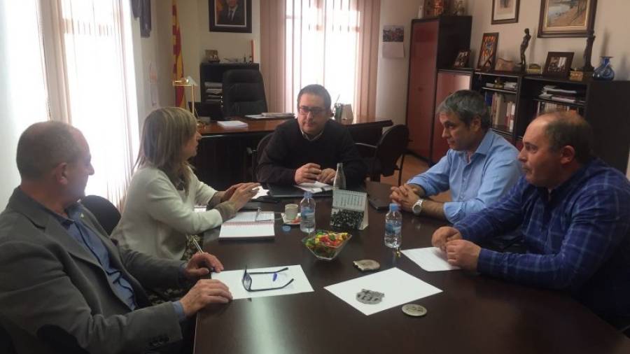 Imatge de la reunió dels alcaldes de Móra d´Ebre, Falset i presidents comarcals. Foto: Ajunt. Móra d'Ebre
