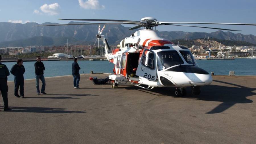 L'helicòpter va recuperar el cadàver i el va portar fins al moll de pescadors de Sant Carles. Foto: Aalvament Marítim