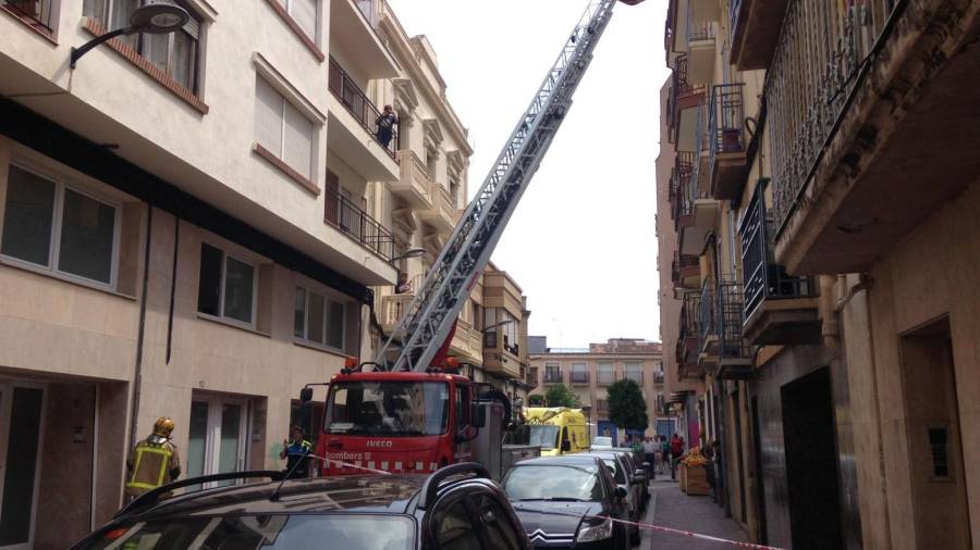 Los bomberos han accedido a la vivienda del Camí de Riudoms por el balcón. Foto: M.J.