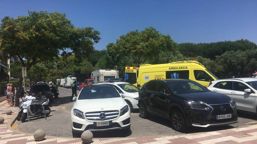 La ambulancia del SEM ha aparcado al final de la calle Josep Iglesias. Jorge J. Mart&iacute;nez