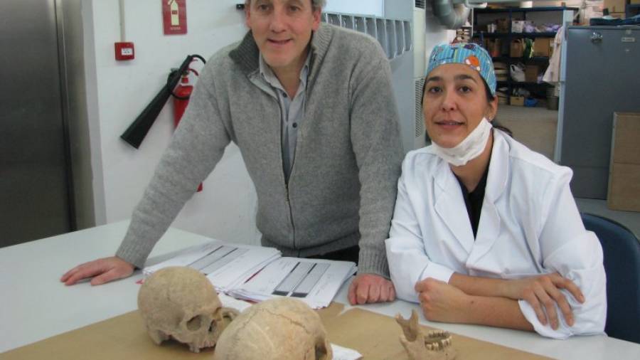 Josep Maria Macias y Maite Salagaray junto con cráneos para la extracción de piezas dentales. Foto: Cedida ICAC