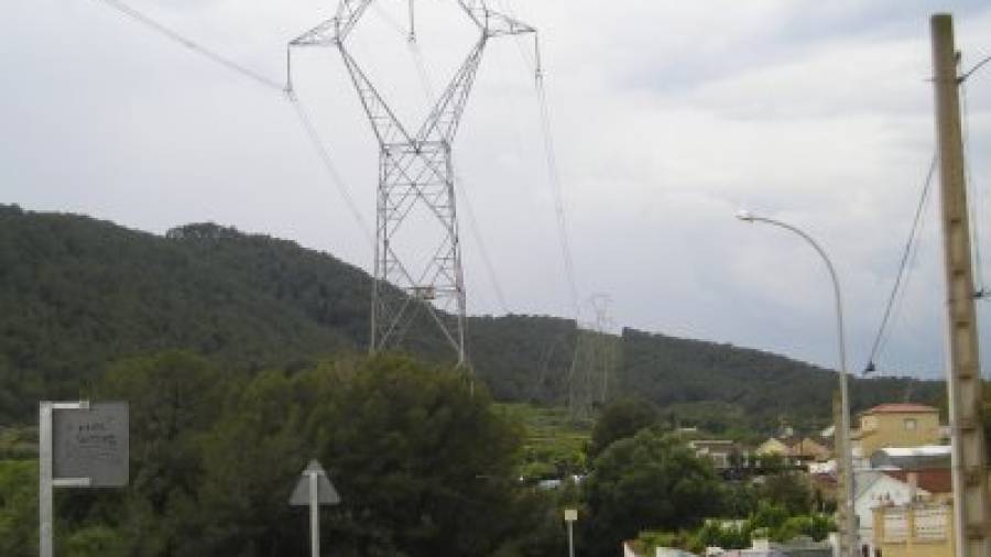 Una de las líneas eléctricas que ya pasan por la zona de Albinyana. FOTO: JMB/DT