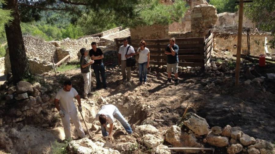 En la excavación realizada en el núcleo de Castelló trabajaron hasta ocho expertos . Foto: Cedida