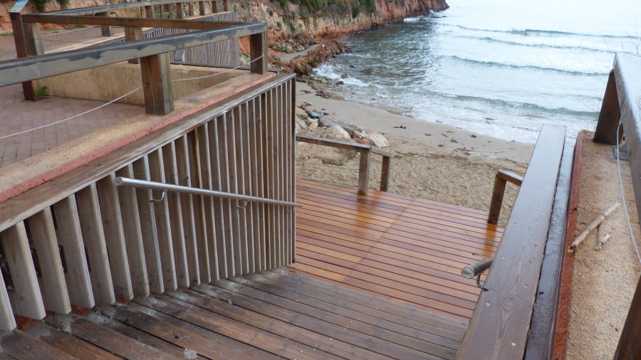 La escalinata de la playa dels Capellans vuelve a llegar hasta la arena tras haber sido reparada. FOTO: AJ.SALOU