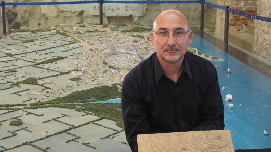 El presidente de la Associació Tarragona 1800, Elíes Torres, en una imagen junto a la maqueta romana. FOTO: DT