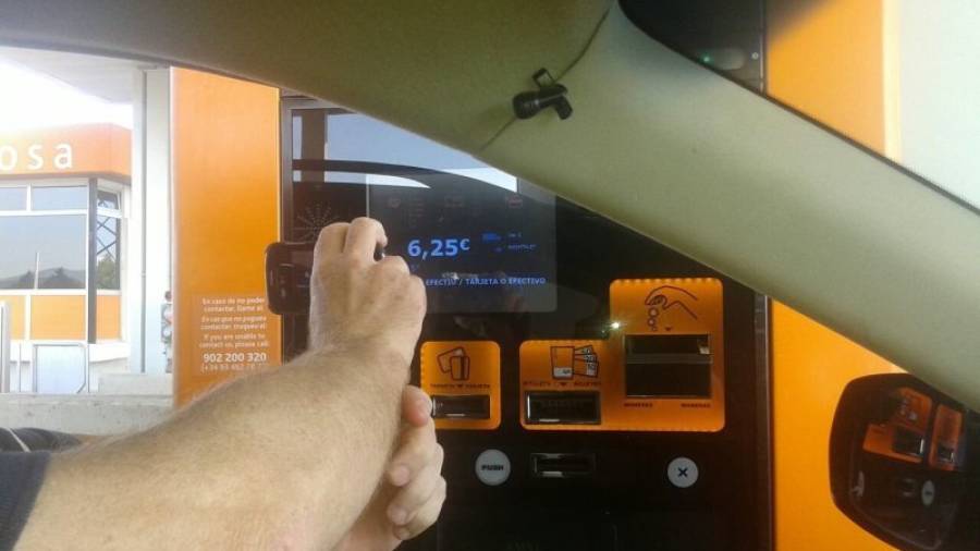 El conductor d´un cotxe, enregistrant el moment en què ha de pagar. Foto: CEDIDA