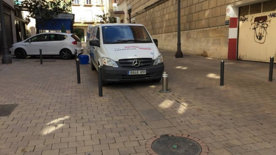 Imagen del pilón que está situado en la calle Joan Maragall y que impide a los vehículos acceder a la Plaça Verdaguer. Foto: O.S.