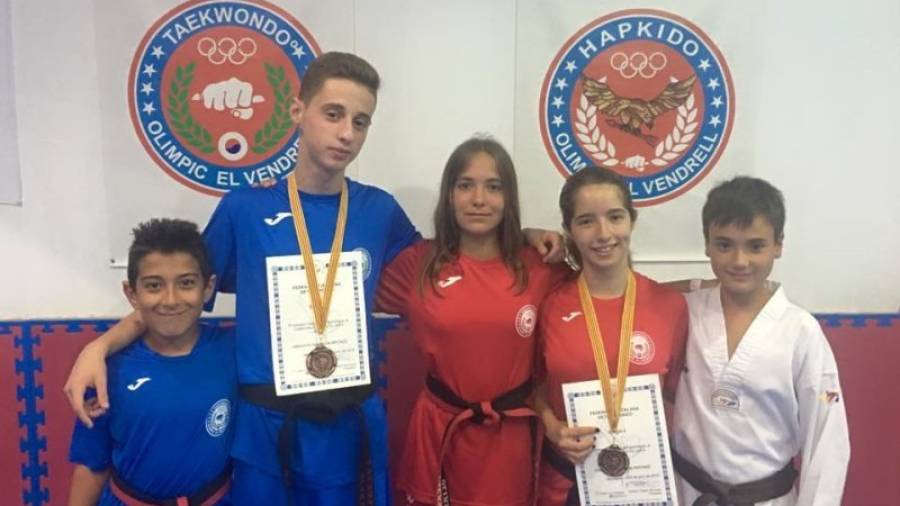 Los cinco alumnos del gimnasio Olímpic El Vendrell que tomaron parte en el Campeoanto de Catalunya de taekwondo. Foto:dt