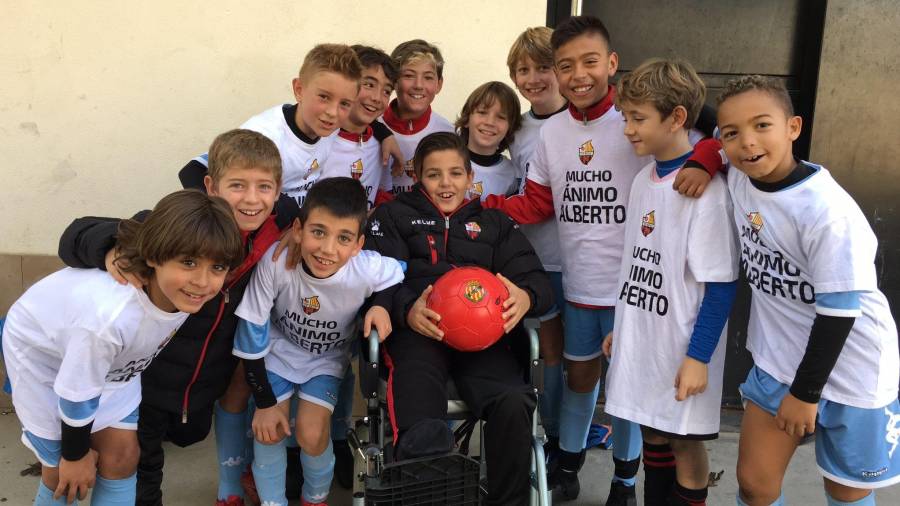 Alberto, en la silla de ruedas, junto a sus compañeros del Reus y el balón que le regaló el Nàstic. FOTO: Raúl Cosials