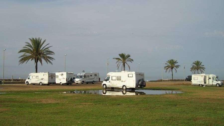 El número de autocaravanas que llegan a Cunit crece cada día. Foto: JMB