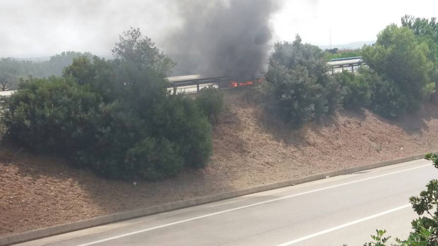 Imatge del vehicle incendiat a la C-14, entre Reus i la Selva. Foto: &Agrave;ngel Juanpere