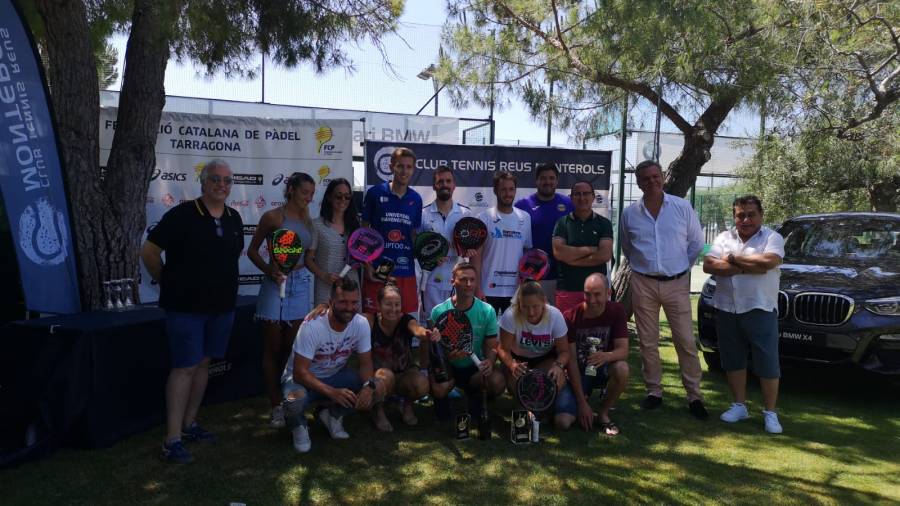 Foto de familia de ganadores y finalistas. FOTO: Federaci&oacute; Catalana de P&agrave;del