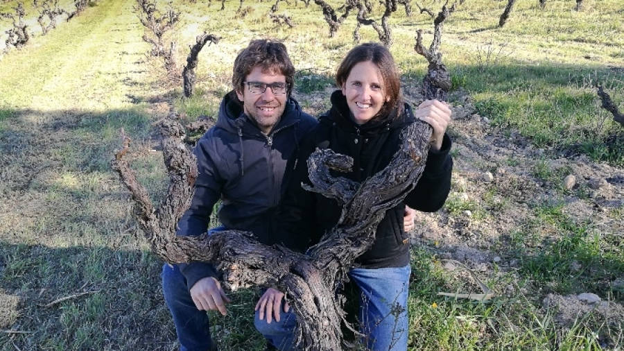 Josep Dasca i Alba Vives a la seva finca on cultiven de manera agroecol&ograve;gica i biodin&agrave;mica els conreus tradicionals. FOTO: cedida