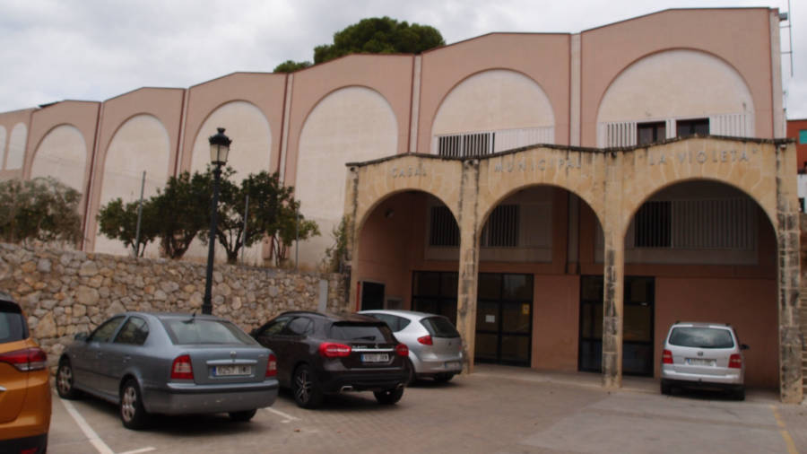 Aspecte actual de l’entrada del Casal La Violeta, un dels principals centres culturals de la localitat. Foto: joan boronat