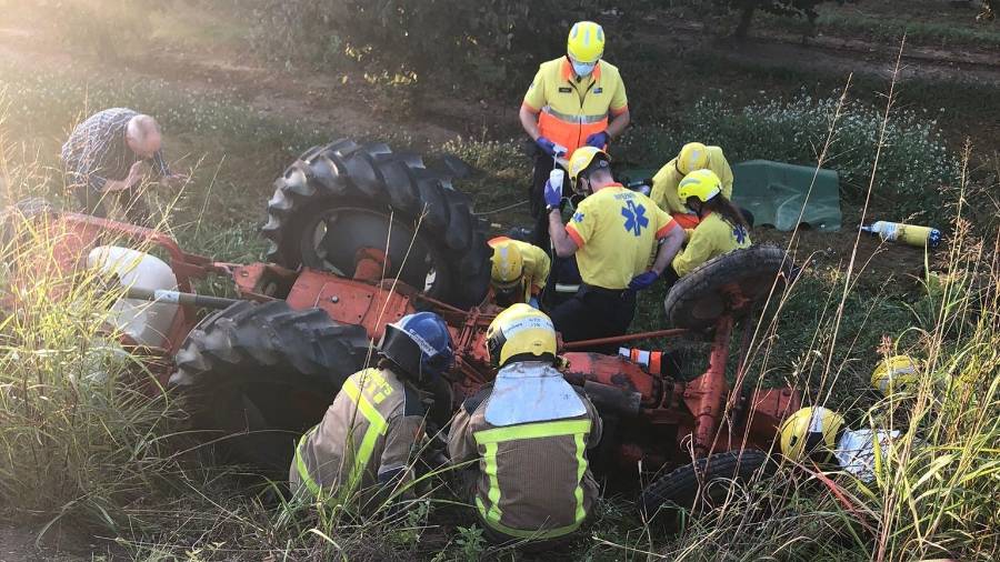 El tractor se habría despeñado por un terraplén y ha quedado bocabajo. FOTO: Cedida