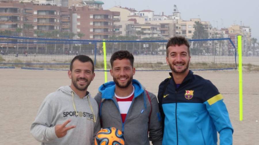 Adrián Frutos, Edu Suárez y Llorenç Gómez tras un entrenamiento en la playa de Torredembarra. Foto: Cedida
