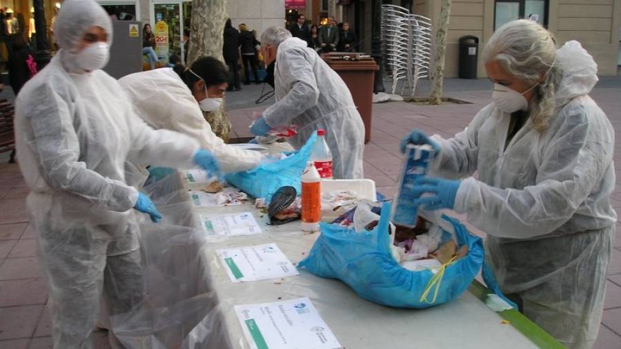 Los voluntarios vaciaron las bolsas para separar los materiales reciclables. Foto: JMB
