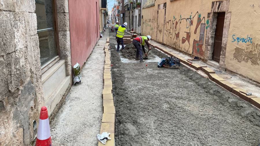 Obras de peatonalización en la calle de L'Om de El Vendrell.