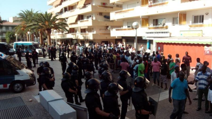 Imatge de la plaça Sant Jordi aquest matí, amb forta presència policial i moltes persones d'origen africà. Foto: Ariadna Escoda
