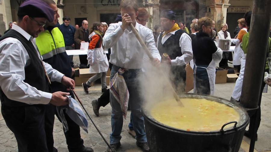 Imatge d´una de les últimes escudellades populars andorranes feta a la plaça de l´Oli de Valls. FOTO: DT