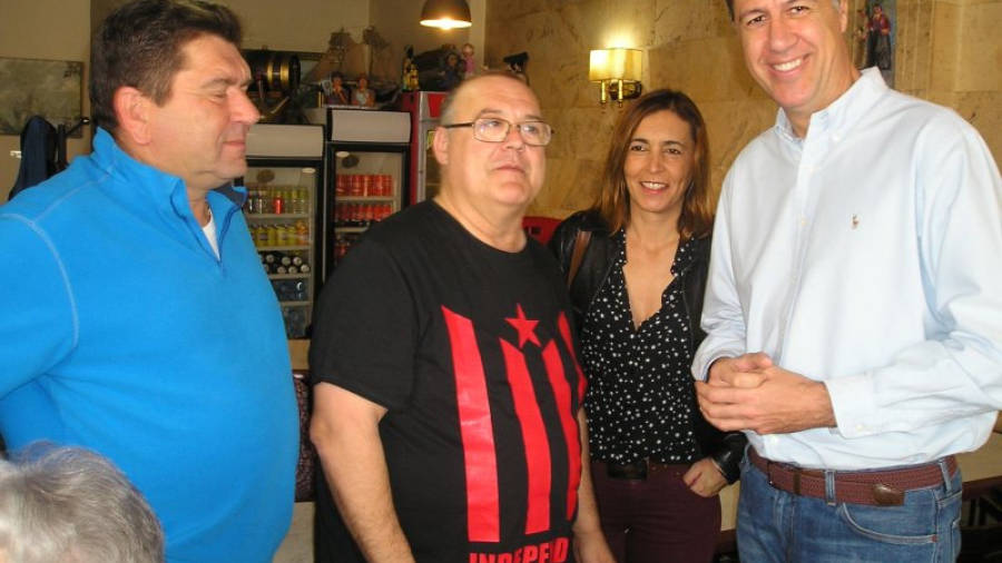 Los concejales de Calafell de ERC con el líder del PP, Garcia Albiol.