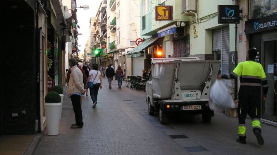 Un pequeño camión pasa durante todo el día recogiendo las bolsas que quedan en la zona peatonal. Foto: JMB