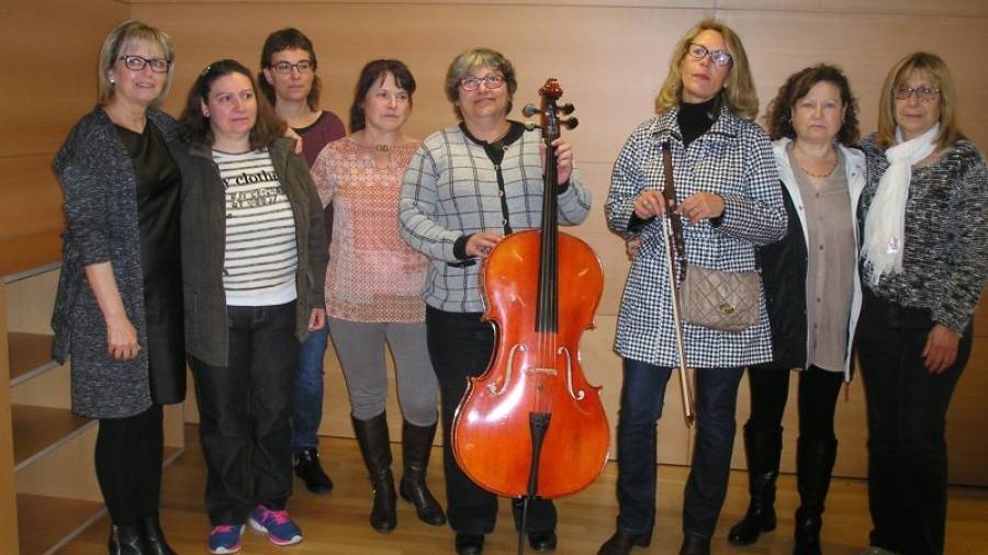 Miembros de la asociación de afectados por la fibromialgia de El Vendrell y del Baix Penedès con la concejal de Cultura. Foto: JMB
