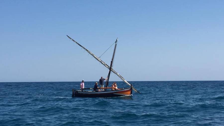 Una barca de vela latina en la costa de Calafell.&nbsp;