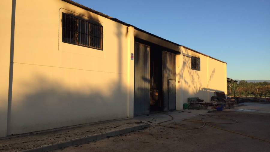 La maquinaria que estaba guardada en el almacén, de unos 25o metros cuadrados, fue devorada por las llamas en la mañana de ayer. FOTO: DT