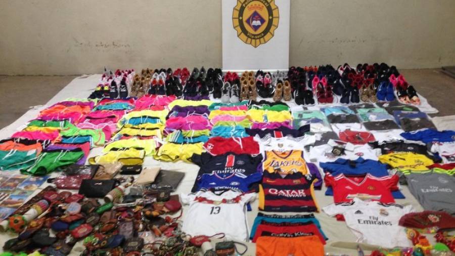 Exposición de los objetos falsificados decomisados por la policía en La Pineda Foto: POLICÍA LOCAL DE VILA-SECA