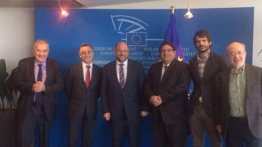 Els eurodiputats Ernest Maragall, Ramon Tremosa, Francesc Gambús, Ernest Urtasun i Josep Maria Terricabras amb el president de l'Eurocambra, Martin Schulz, en una imatge d'arxiu