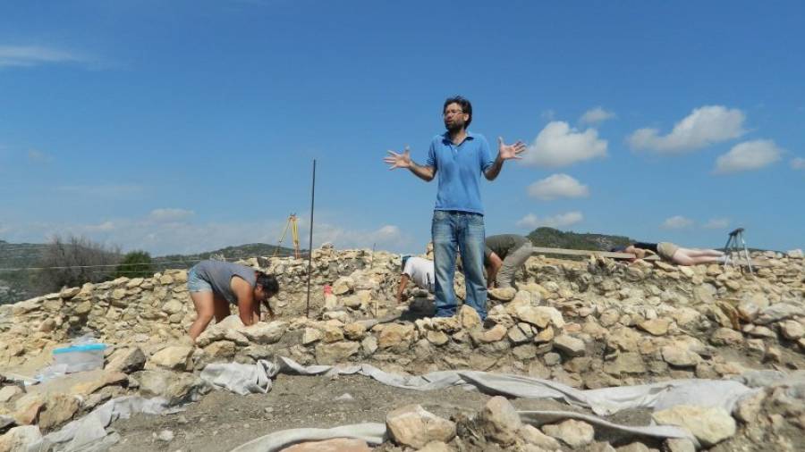 El director de les excavacions, David Garcia, explica les característiques del jaciment. Foto: J. JOAQUIM BUJ