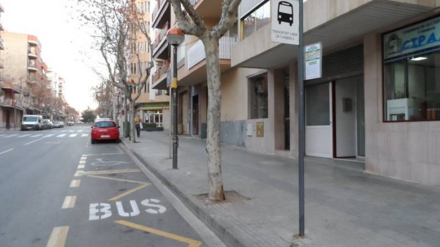 Cambrils cuenta con una nueva parada de autobús urbano en la plaza de Carles Roig. Foto: Ayuntamiento de Cambrils