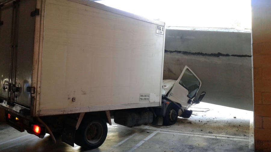La gran losa de hormigón cayó sobre la cabina del camión a la salida del aparcamiento de la zona de ocio de Les Mates. FOTO: DT