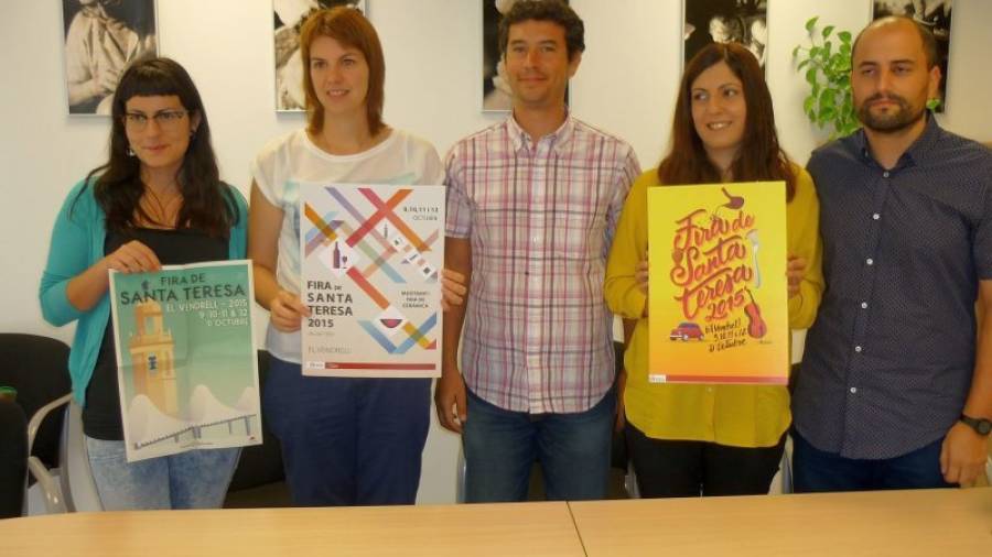 Los diseñadores participantes en el concurso para el cartel de la Fira de Santa Teresa. Ganó Neus Rosell (segunda por la izquierda). Foto: DT