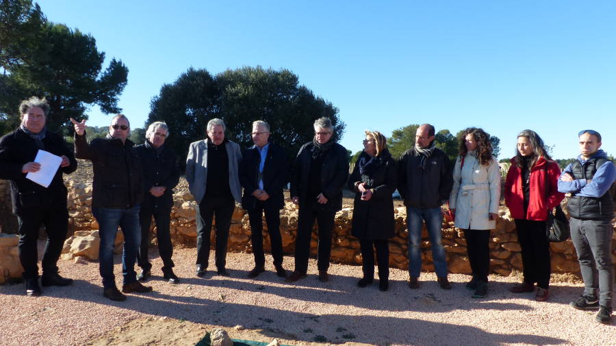Foto de grup de la visita de membres de la Generalitat el Museu Arqueol&ograve;gic i l'Ajuntament de Salou.