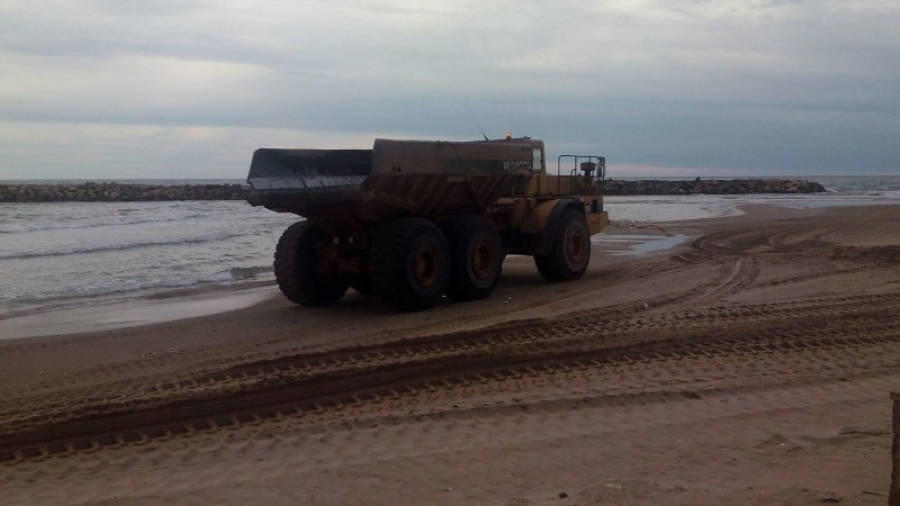 Esta semana se ha trasladado arena del puerto de Segur a las playas de Cunit.