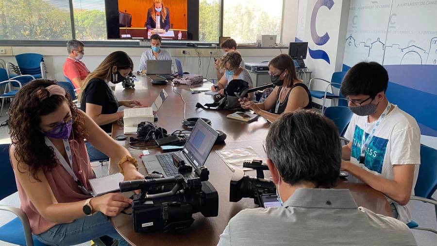 Los periodistas, en la sala de prensa siguiendo el pleno vía streaming. FOTO: Alfredo Gonzaĺez