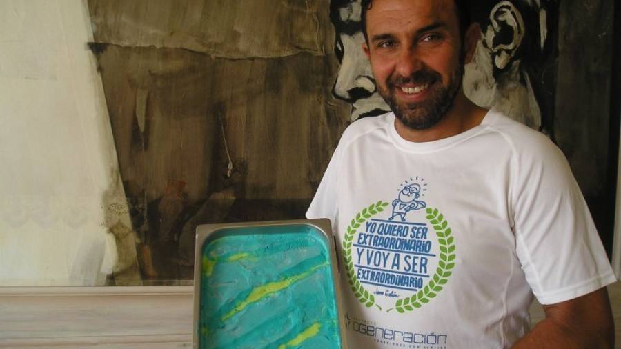 Maximiliano Revelo con el helado verde y azul como los colores del proyecto DGeneración. Foto: JMB