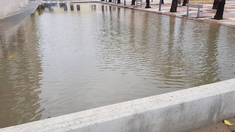 El agua ha entrado en la trama urbana. FOTO: Isabel Gonz&aacute;lez