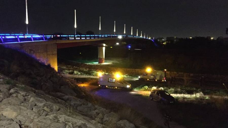 Los vehículos de emergencia, ayer por la noche debajo del Pont de Santa Tecla atendiendo a los heridos. Foto. Albert Lozano