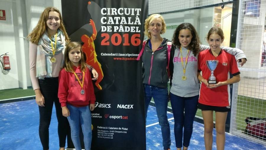 Anna Ortiz, a la derecha de la imagen, durante la entrega de premios en el Indoorde Barberà del Vallès. Foto: CTT