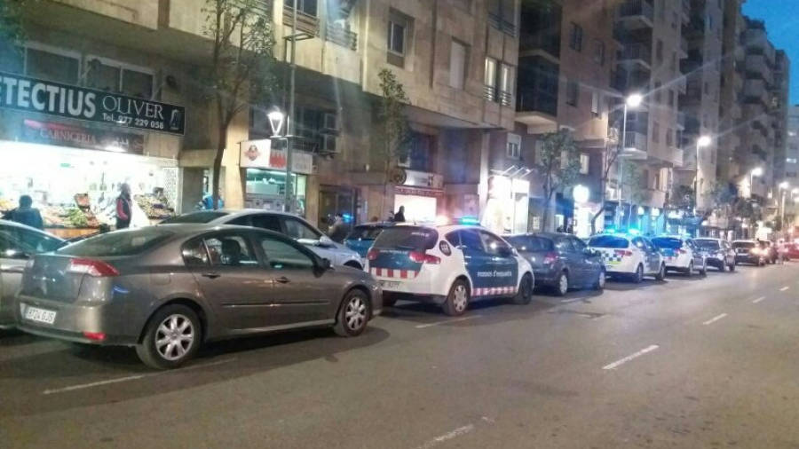 Los vehículos de la policía en la calle Pere Martell. Foto: Àngel Juanpere