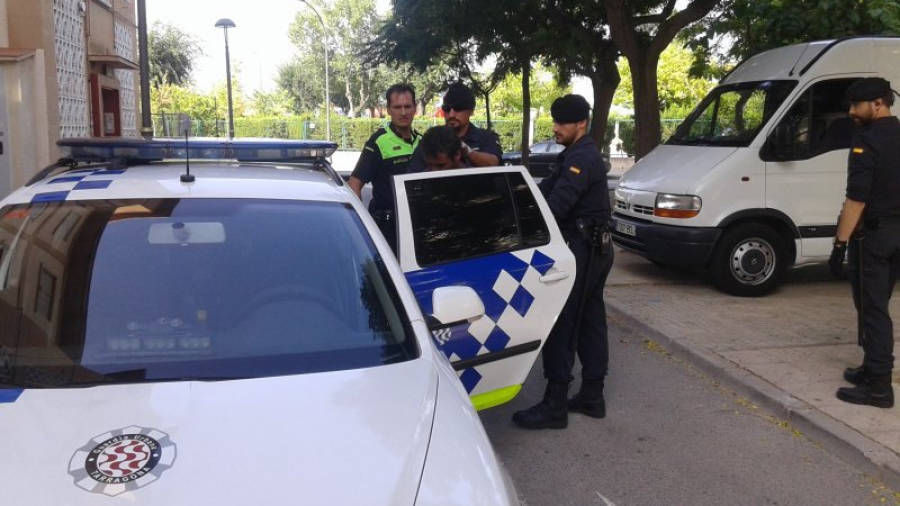 Moment de la detenció d'un dels quatre implicats en la xarxa de distribució de droga que s'ha desmantellat a Tarragona. FOTO: ACN