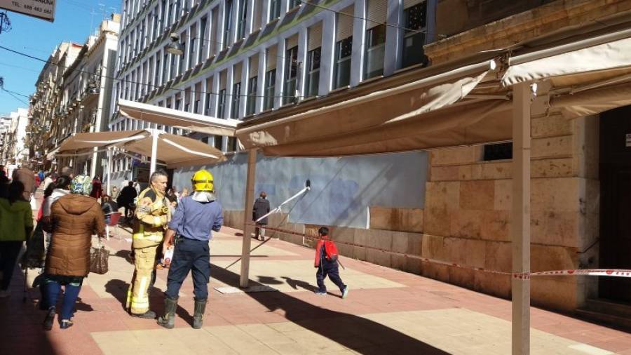 Los bomberos la semana pasada en la calle Méndez Núñez. No pudieron entrar con la autoescalera. Foto:a. juanpere